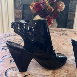 Women’s Funky Black Patent Leather Open Toe And Heel Shoe Bootie By Guess SZ 7